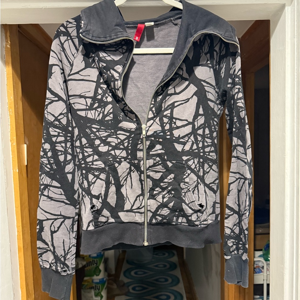 Super cute and rare excellent condition H&M splatter hoodie with button